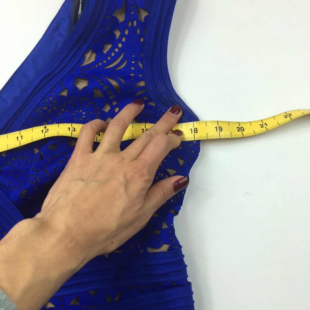 Tadashi Shoji LASER-CUT NEOPRENE V-NECK DRESS Med - Picture 3 of 8